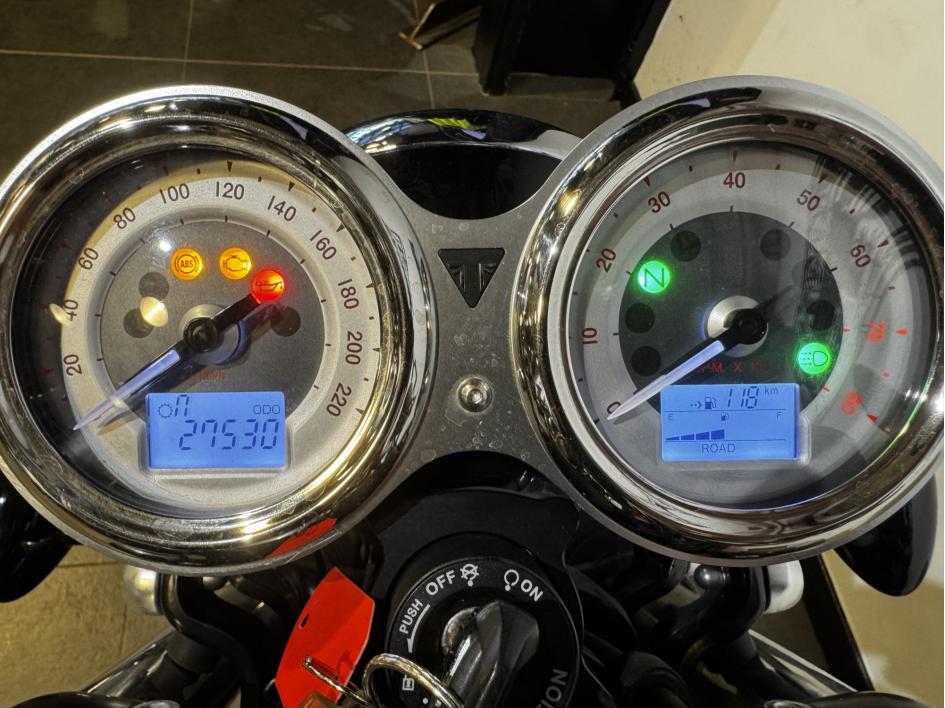 TRIUMPH THRUXTON 1200